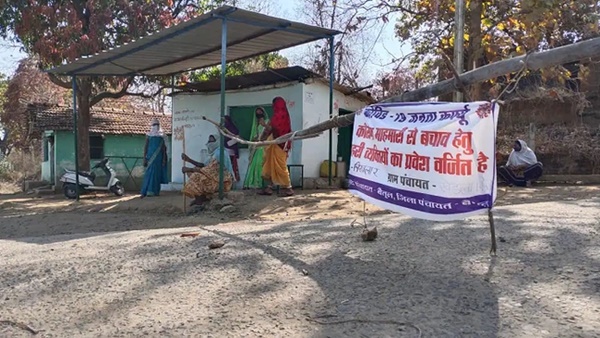 Mặc bão Covid-19 càn quét Ấn Độ, ngôi làng này vẫn không có một ca nhiễm nào, nhìn cảnh tượng ở cổng làng ai cũng ngỡ ngàng đến thán phục-2