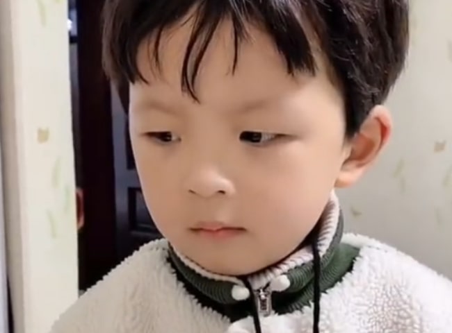 Con trai bướng bỉnh không nghe lời, mẹ lập tức gọi điện cho cô giáo, nói đúng 1 câu mà cậu nhóc sợ tái mặt, rối rít xin lỗi mẹ-1