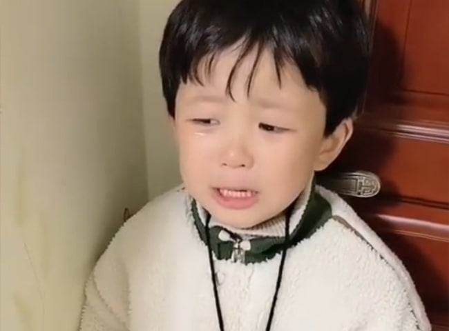 Con trai bướng bỉnh không nghe lời, mẹ lập tức gọi điện cho cô giáo, nói đúng 1 câu mà cậu nhóc sợ tái mặt, rối rít xin lỗi mẹ-3