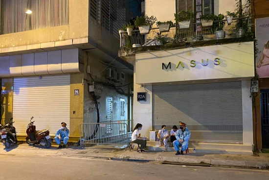 Thêm một nữ nhân viên quán bar ở Vĩnh Phúc dương tính SARS-CoV-2, Hà Nội phong tỏa một con ngõ trên phố Bùi Thị Xuân