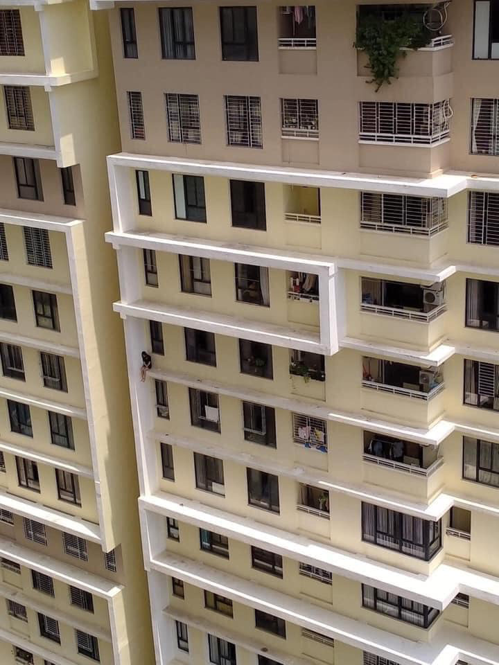 Clip: Thất tình, cô gái ngồi vắt vẻo ở ban công chung cư cao tầng bấm điện thoại, ai nhìn cũng hết hồn?-1