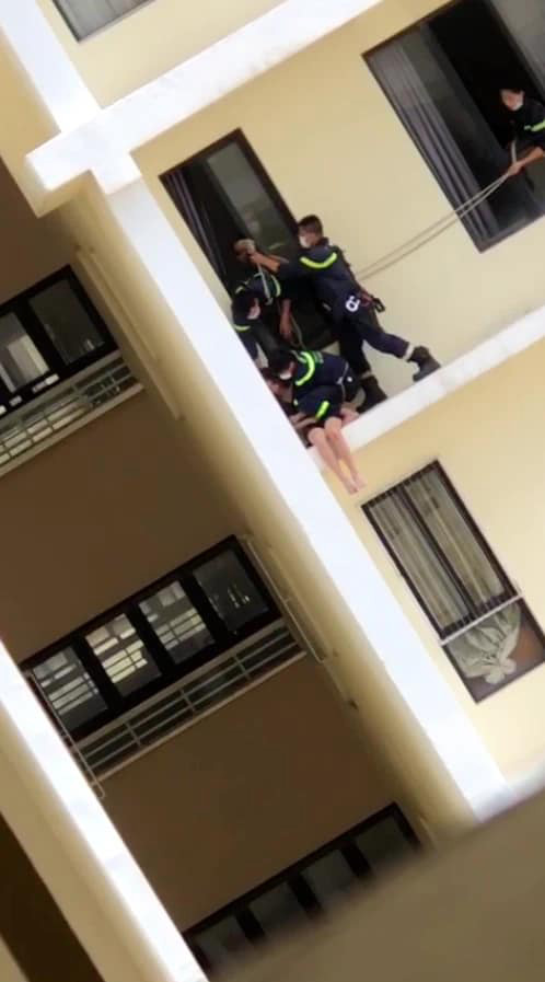 Clip: Thất tình, cô gái ngồi vắt vẻo ở ban công chung cư cao tầng bấm điện thoại, ai nhìn cũng hết hồn?-3