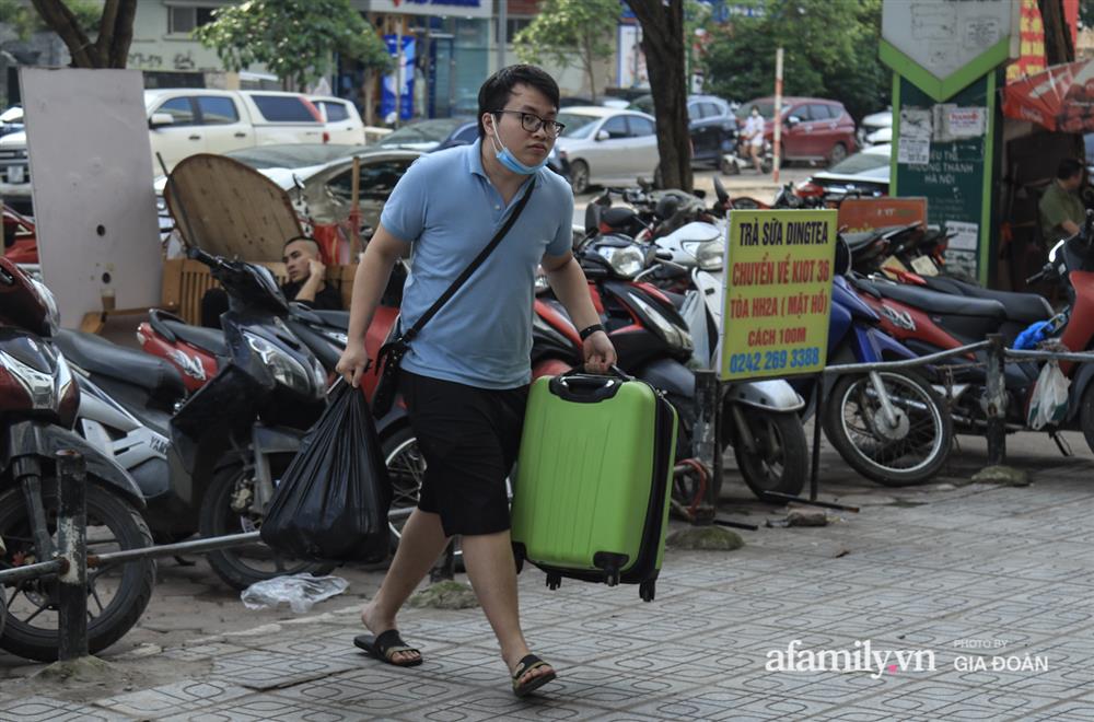 Kết thúc kỳ nghỉ lễ 30/4: Hàng nghìn phương tiện nối đuôi nhau, trẻ em ngủ gục trên xe máy theo cha mẹ quay trở lại Hà Nội-1