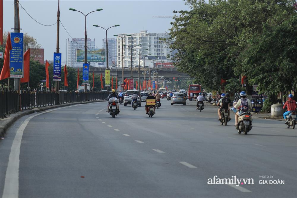 Kết thúc kỳ nghỉ lễ 30/4: Hàng nghìn phương tiện nối đuôi nhau, trẻ em ngủ gục trên xe máy theo cha mẹ quay trở lại Hà Nội-4