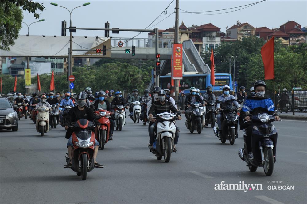 Kết thúc kỳ nghỉ lễ 30/4: Hàng nghìn phương tiện nối đuôi nhau, trẻ em ngủ gục trên xe máy theo cha mẹ quay trở lại Hà Nội-5