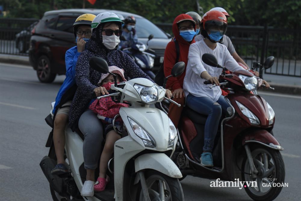 Kết thúc kỳ nghỉ lễ 30/4: Hàng nghìn phương tiện nối đuôi nhau, trẻ em ngủ gục trên xe máy theo cha mẹ quay trở lại Hà Nội-6