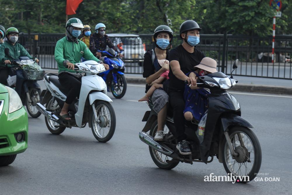 Kết thúc kỳ nghỉ lễ 30/4: Hàng nghìn phương tiện nối đuôi nhau, trẻ em ngủ gục trên xe máy theo cha mẹ quay trở lại Hà Nội-7