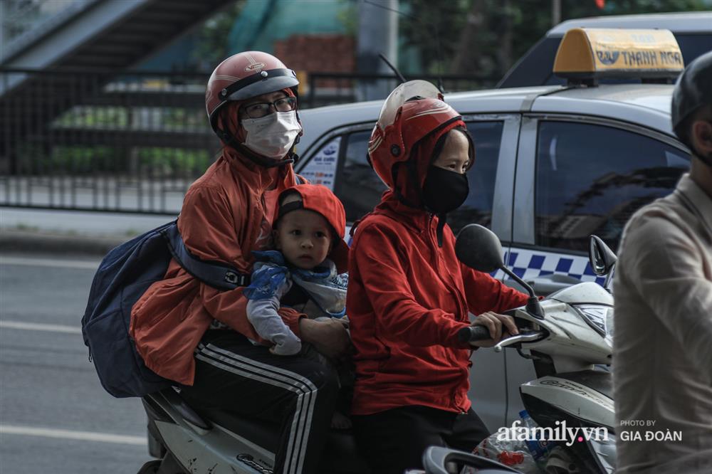 Kết thúc kỳ nghỉ lễ 30/4: Hàng nghìn phương tiện nối đuôi nhau, trẻ em ngủ gục trên xe máy theo cha mẹ quay trở lại Hà Nội-10