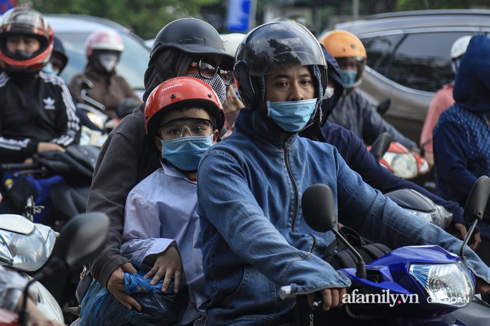 Kết thúc kỳ nghỉ lễ 30/4: Hàng nghìn phương tiện nối đuôi nhau, trẻ em ngủ gục trên xe máy theo cha mẹ quay trở lại Hà Nội-13