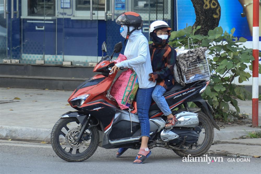 Kết thúc kỳ nghỉ lễ 30/4: Hàng nghìn phương tiện nối đuôi nhau, trẻ em ngủ gục trên xe máy theo cha mẹ quay trở lại Hà Nội-14