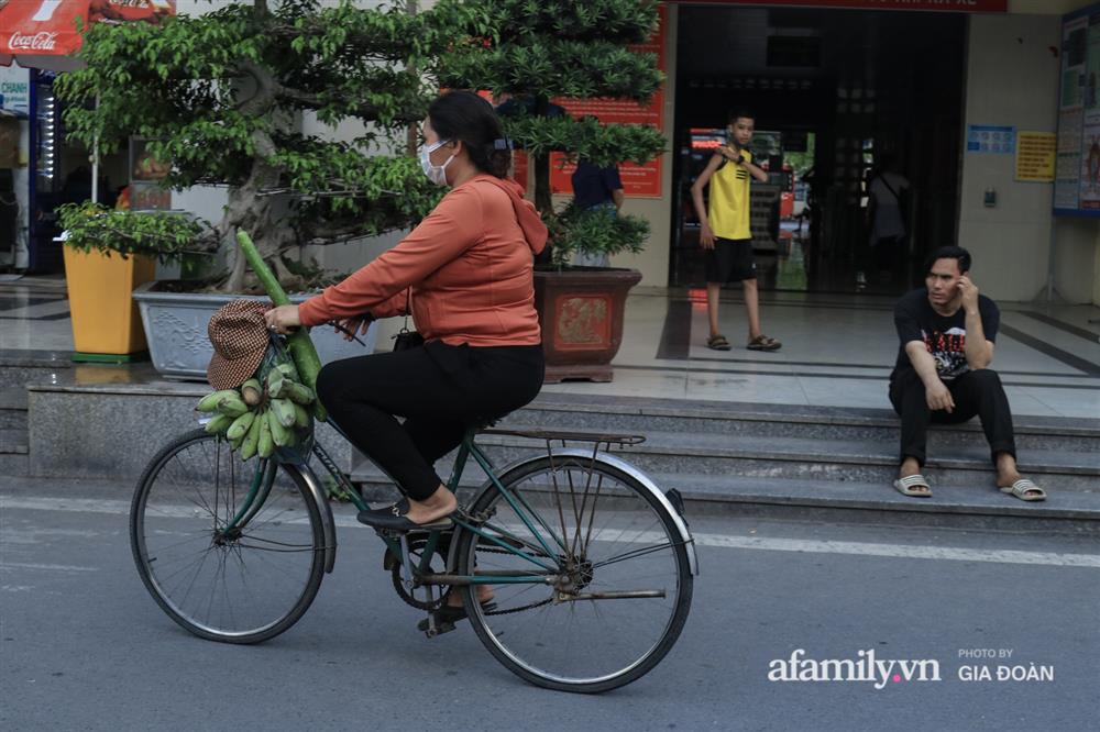 Kết thúc kỳ nghỉ lễ 30/4: Hàng nghìn phương tiện nối đuôi nhau, trẻ em ngủ gục trên xe máy theo cha mẹ quay trở lại Hà Nội-15