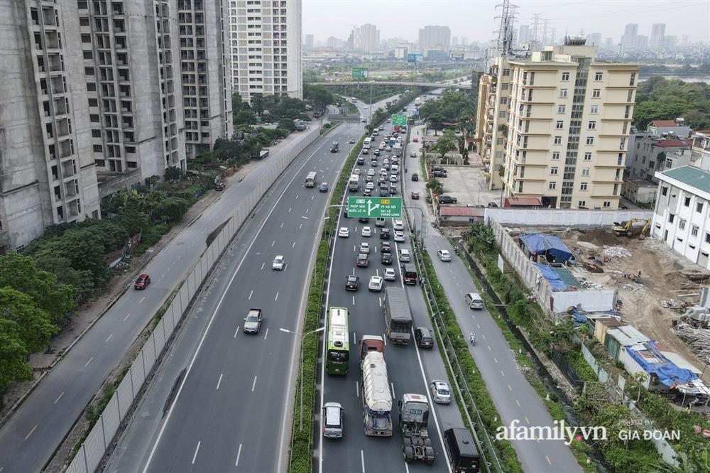 Kết thúc kỳ nghỉ lễ 30/4: Hàng nghìn phương tiện nối đuôi nhau, trẻ em ngủ gục trên xe máy theo cha mẹ quay trở lại Hà Nội-17