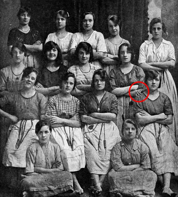 10 bức ảnh bí ẩn nhất không thể giải đáp của thế kỷ, trôi qua hàng chục năm vẫn làm thế giới rùng mình mỗi khi nhìn lại-8