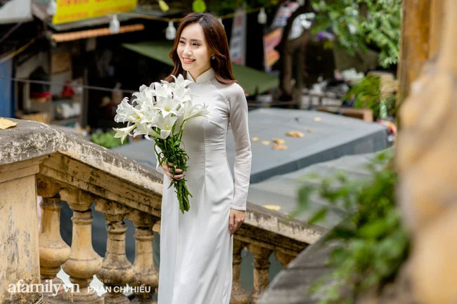 BTV Xuân Anh làm người xem thót tim khi đang lên sóng thì cây đổ ngay cạnh nào ngờ sự thật lại rất bất ngờ-1