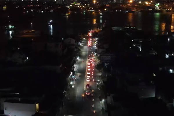 Video: Ném đồng xu vào động cơ máy bay để lấy may, 148 hành khách suýt mất mạng-1