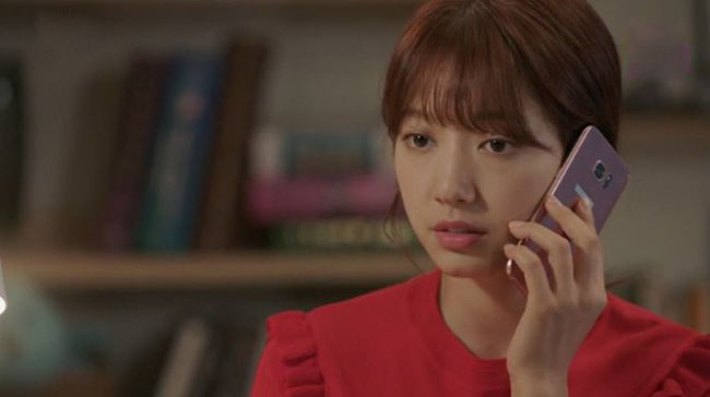 Chồng đi tắm, tôi trả lời hộ anh một cuộc điện thoại, sáng sớm hôm sau có ngay 2 tỷ trong tài khoản-1