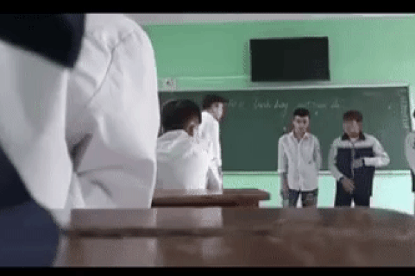 Thông tin mới nhất vụ thầy giáo tát, đạp học sinh trên bục giảng ở Bắc Giang: Trường quyết định chấm dứt hợp đồng với thầy-3