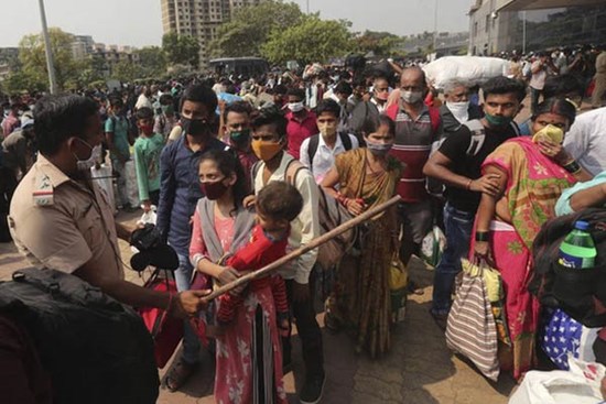 Số người chết do COVID-19 ở Ấn Độ cao kỷ lục, “biển người” Trung Quốc đi du lịch trong dịch bệnh