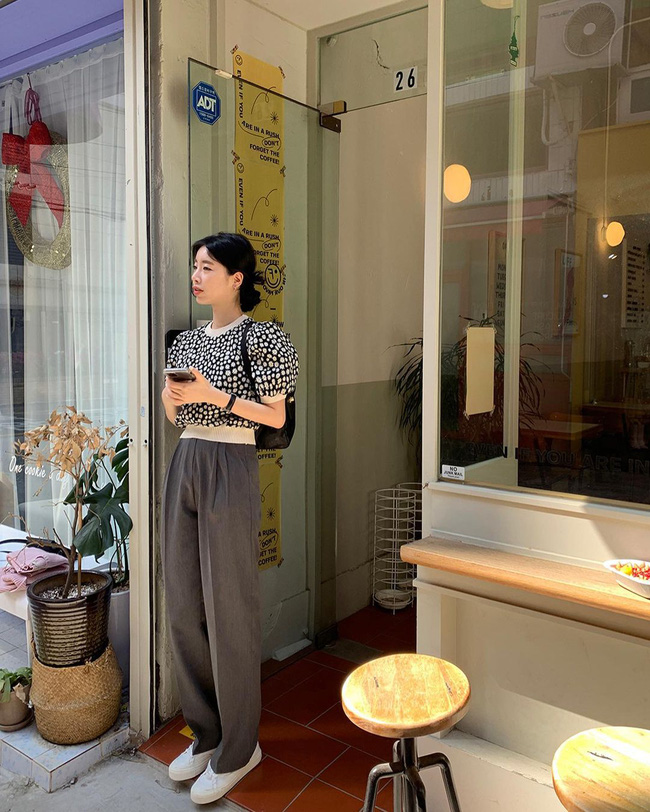 10 cách diện áo hoa cực xinh yêu từ gái Hàn, áp dụng theo thì style chỉ có chuẩn sang xịn-10