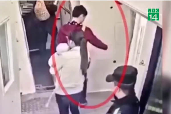 Phút kinh hoàng cơ trưởng bị hút văng khỏi máy bay ở độ cao 5.000m-1