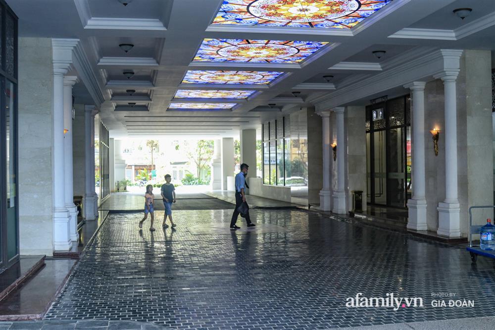 Ảnh: Lực lượng chức năng làm việc với 46 người Trung Quốc nhập cảnh trái phép, thuê chung cư ở phường Cầu Diễn-11