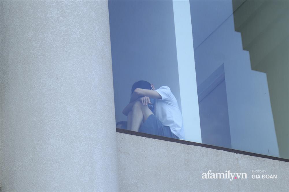 Ảnh: Lực lượng chức năng làm việc với 46 người Trung Quốc nhập cảnh trái phép, thuê chung cư ở phường Cầu Diễn-12