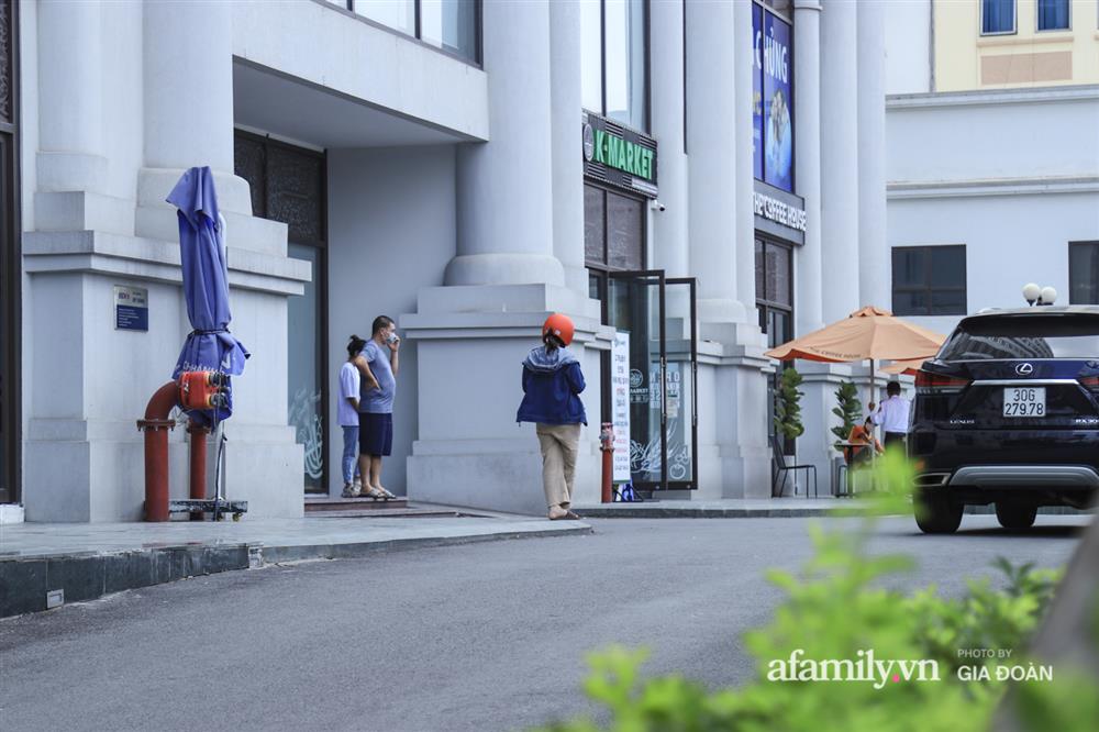 Ảnh: Lực lượng chức năng làm việc với 46 người Trung Quốc nhập cảnh trái phép, thuê chung cư ở phường Cầu Diễn-13