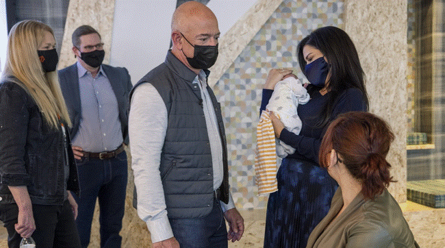 Bạn gái tỷ phú Amazon bất ngờ xuất hiện trở lại, gây chú ý với hành động đánh dấu chủ quyền, củng cố vị trí bà chủ của mình-4