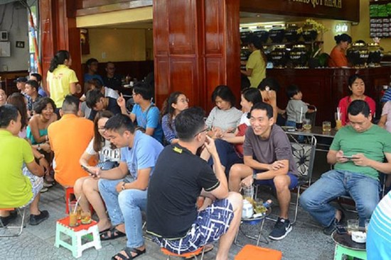 HỎA TỐC: Hà Nội yêu cầu tạm dừng quán ăn, uống đường phố, trà đá, cà phê vỉa hè