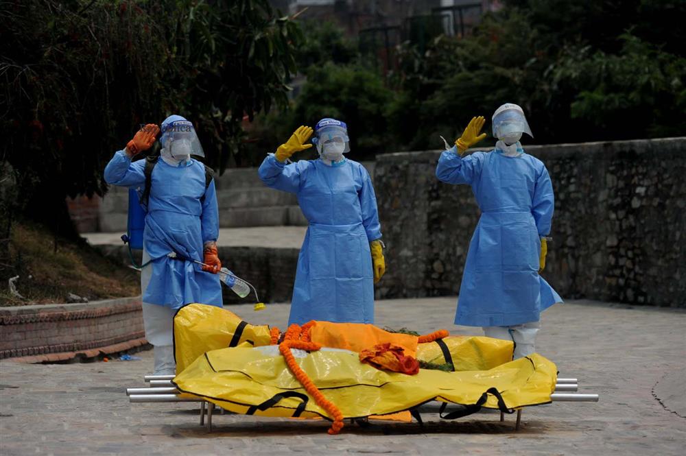 Ngay lúc này tại quốc gia sắp nối gót Ấn Độ: Lò hỏa thiêu nghi ngút suốt ngày đêm, thân nhân uất nghẹn tiễn biệt người chết qua cánh cổng sắt-10