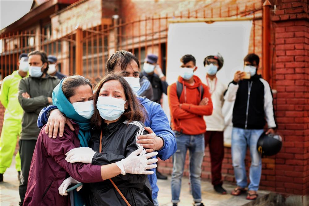 Ngay lúc này tại quốc gia sắp nối gót Ấn Độ: Lò hỏa thiêu nghi ngút suốt ngày đêm, thân nhân uất nghẹn tiễn biệt người chết qua cánh cổng sắt-3