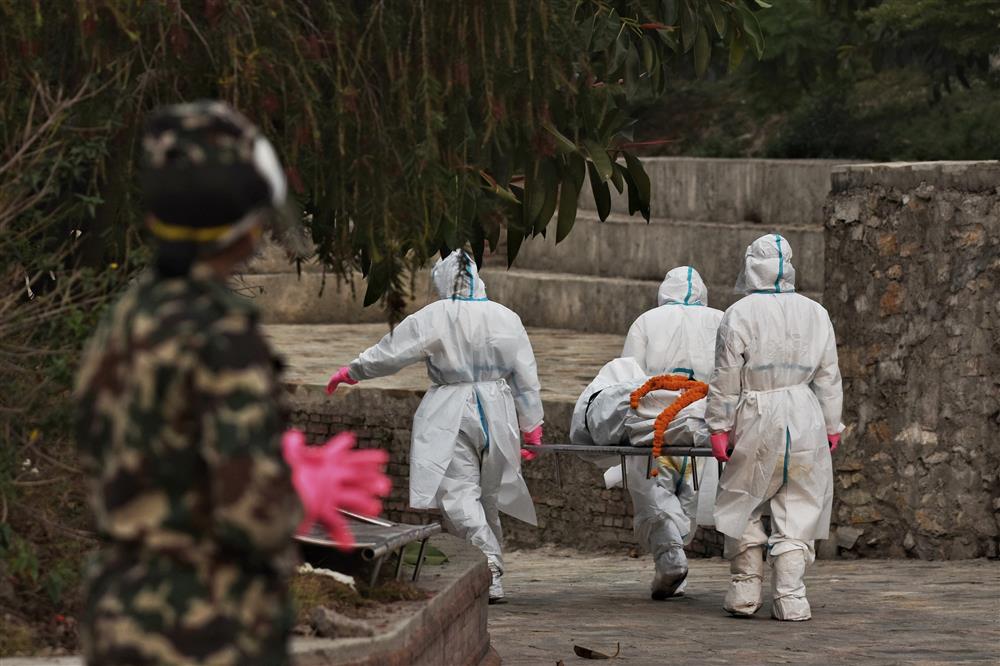 Ngay lúc này tại quốc gia sắp nối gót Ấn Độ: Lò hỏa thiêu nghi ngút suốt ngày đêm, thân nhân uất nghẹn tiễn biệt người chết qua cánh cổng sắt-4