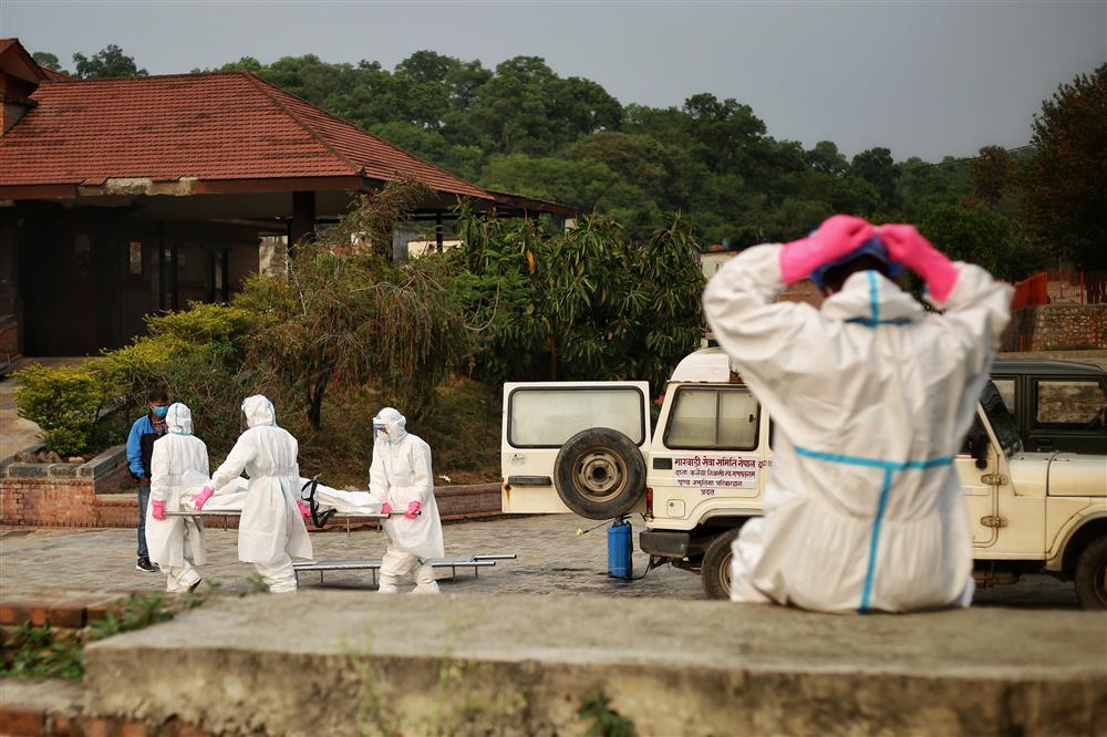 Ngay lúc này tại quốc gia sắp nối gót Ấn Độ: Lò hỏa thiêu nghi ngút suốt ngày đêm, thân nhân uất nghẹn tiễn biệt người chết qua cánh cổng sắt-6