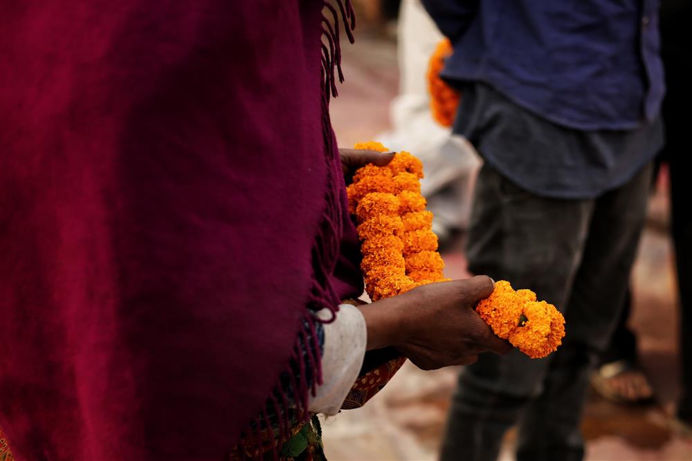 Ngay lúc này tại quốc gia sắp nối gót Ấn Độ: Lò hỏa thiêu nghi ngút suốt ngày đêm, thân nhân uất nghẹn tiễn biệt người chết qua cánh cổng sắt-8