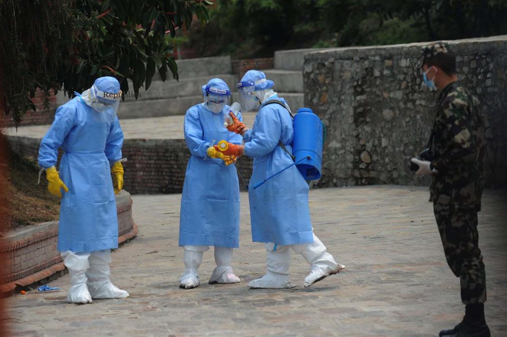 Ngay lúc này tại quốc gia sắp nối gót Ấn Độ: Lò hỏa thiêu nghi ngút suốt ngày đêm, thân nhân uất nghẹn tiễn biệt người chết qua cánh cổng sắt-11