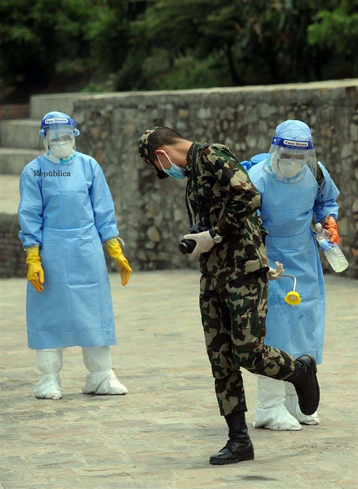 Ngay lúc này tại quốc gia sắp nối gót Ấn Độ: Lò hỏa thiêu nghi ngút suốt ngày đêm, thân nhân uất nghẹn tiễn biệt người chết qua cánh cổng sắt-12