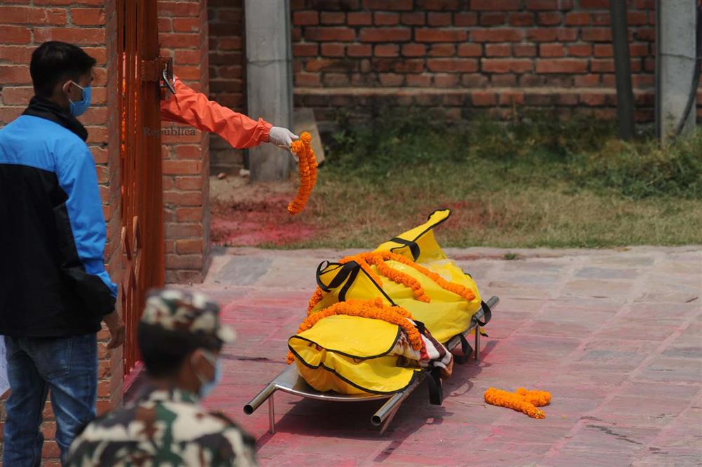 Ngay lúc này tại quốc gia sắp nối gót Ấn Độ: Lò hỏa thiêu nghi ngút suốt ngày đêm, thân nhân uất nghẹn tiễn biệt người chết qua cánh cổng sắt-13