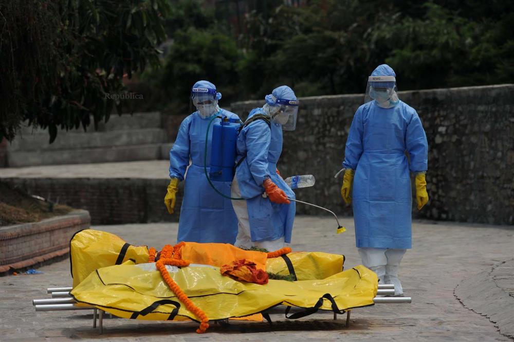 Ngay lúc này tại quốc gia sắp nối gót Ấn Độ: Lò hỏa thiêu nghi ngút suốt ngày đêm, thân nhân uất nghẹn tiễn biệt người chết qua cánh cổng sắt-16