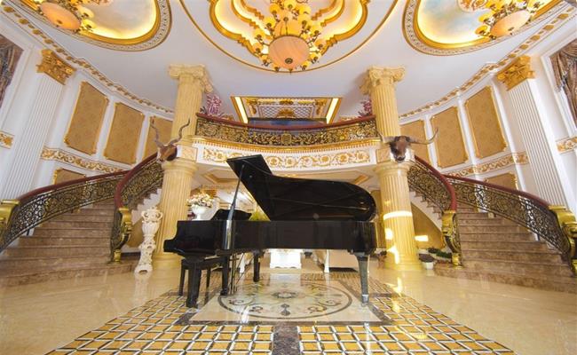 Nhà dát vàng lộng lẫy của Lý Nhã Kỳ và dàn sao Việt giàu nứt đố đổ-13