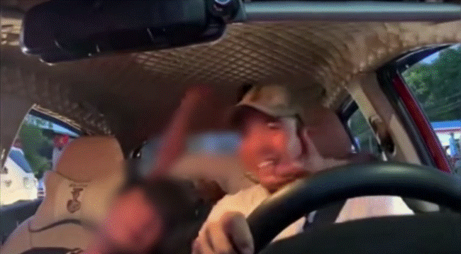 Người đàn ông say xỉn lao lên túm đầu tài xế taxi rồi hét lớn: Tao đánh mày chết luôn, mày thích không?-1