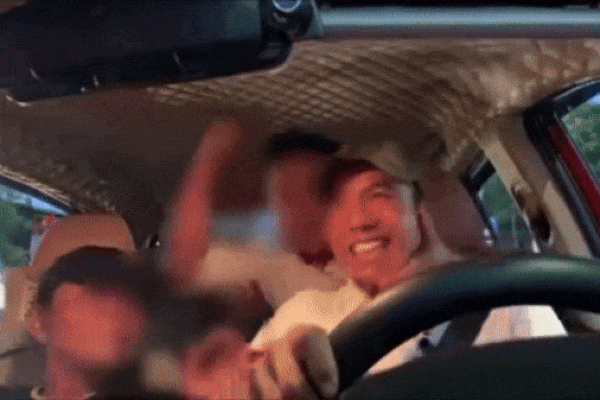 Người đàn ông say xỉn lao lên túm đầu tài xế taxi rồi hét lớn: 
