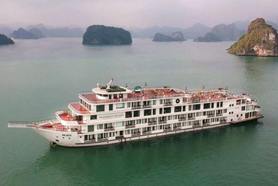 Quảng Ninh cách ly du thuyền 5 sao cùng 182 người trên vịnh Hạ Long