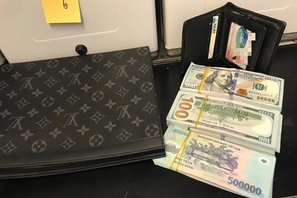 Hành khách bỏ quên hơn 1 tỷ trên máy bay-1