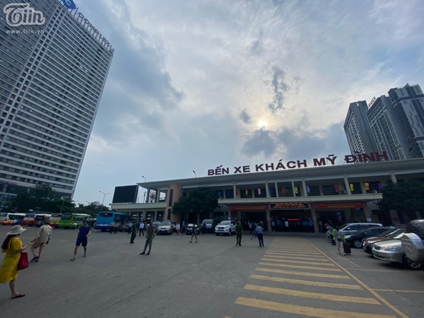 Hà Nội trước giờ dừng hàng quán vỉa hè: Nhiều người không tuân thủ quy định đeo khẩu trang-10