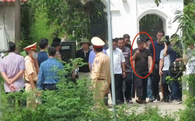 Vụ chủ nhà bắn chết 2 người trước cổng: Sau khi nổ súng, Phú dùng chân đẩy người bị bắn ra khỏi cổng-1