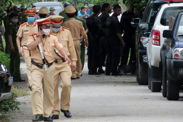 Vụ chủ nhà bắn chết 2 người trước cổng: Sau khi nổ súng, Phú dùng chân đẩy người bị bắn ra khỏi cổng-2