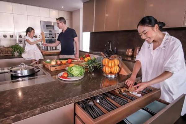 Bà xã Chi Bảo khoe được chồng tặng biệt thự view biển siêu đồ sộ, phản ứng lầy lội khiến dân tình phải bật cười-9