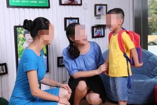 Cha mẹ thường nói những lời này với cô giáo, cô giáo sẽ tự chăm sóc con cái một cách chu toàn, hiệu quả hơn là việc “tặng quà”