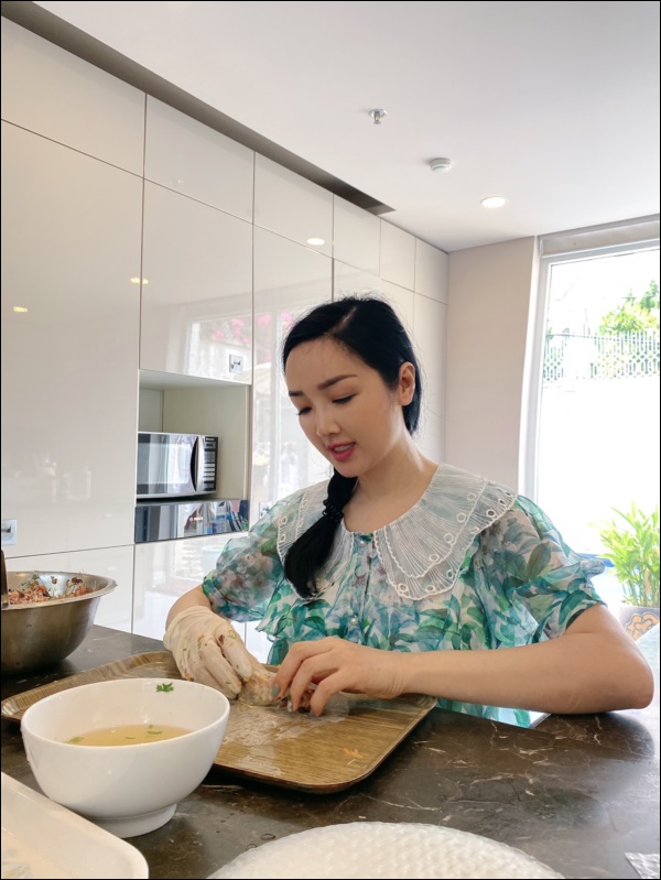 Không chỉ giỏi cầm kỳ thi họa, Hoa hậu Giáng My còn đảm đang khó ai bằng, sáng sớm đã vào bếp chuẩn bị cơm ngon canh ngọt-3