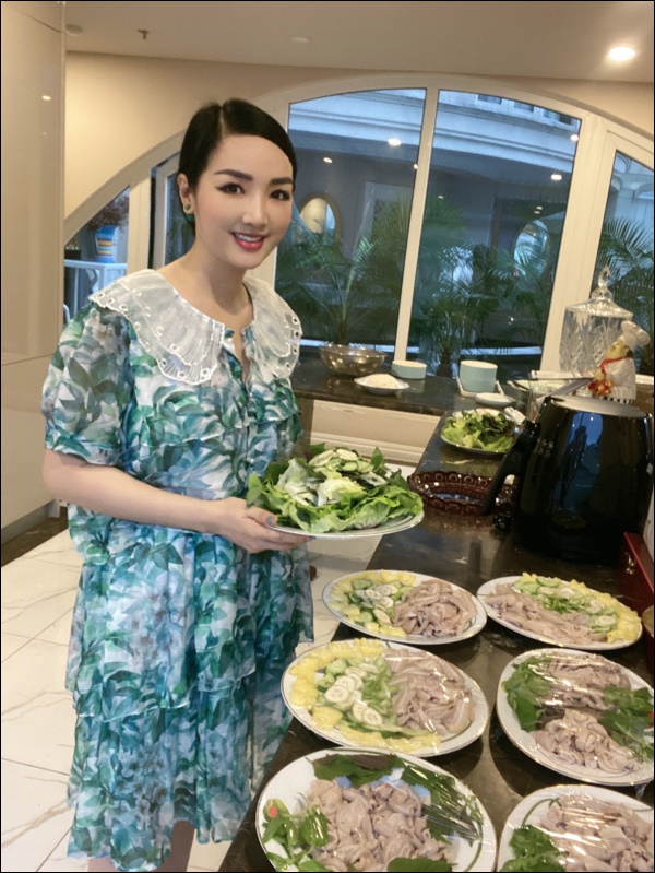 Không chỉ giỏi cầm kỳ thi họa, Hoa hậu Giáng My còn đảm đang khó ai bằng, sáng sớm đã vào bếp chuẩn bị cơm ngon canh ngọt-2